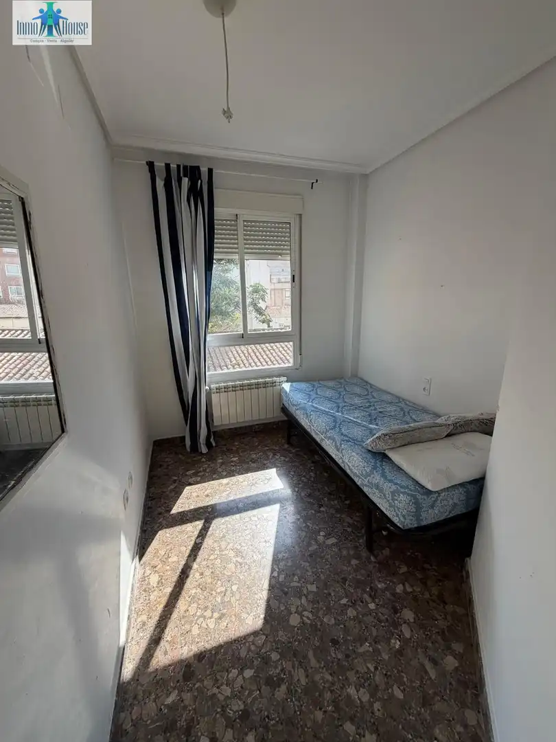 Habitación de Dúplex en venta en Albacete con Calefacción y Amueblado