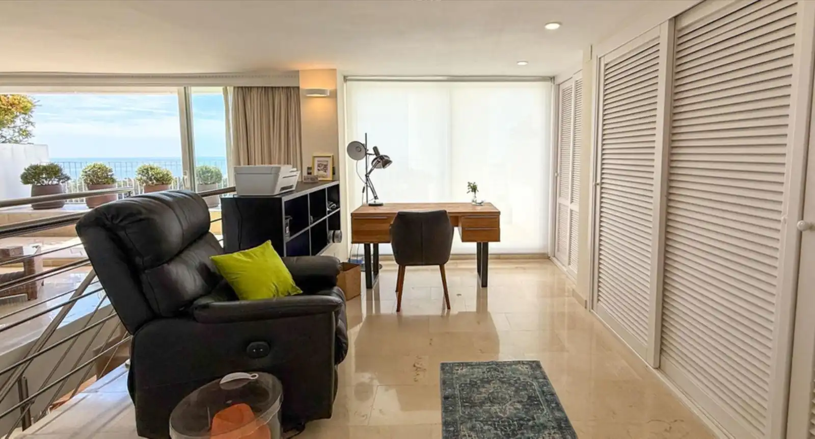 Sala d'estar de Àtic de lloguer en Marbella amb Aire condicionat, Terrassa i Piscina