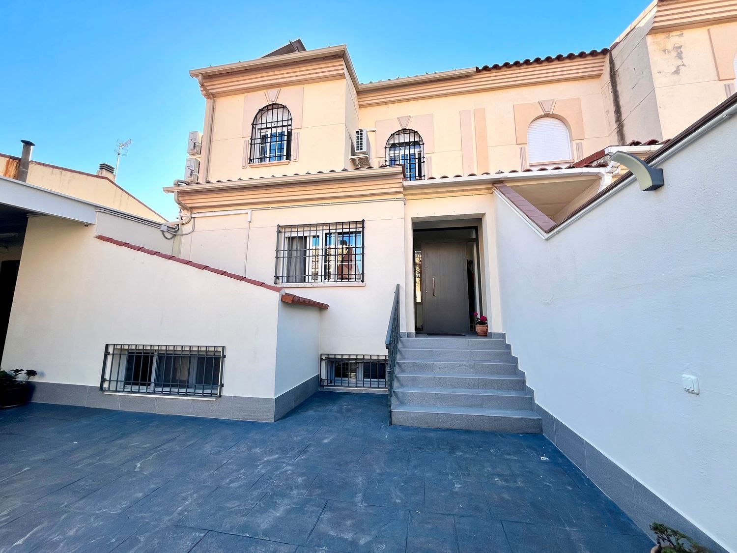 Vista exterior de Casa adosada en venda en Ciudad Real Capital amb Aire condicionat, Calefacció i Internet
