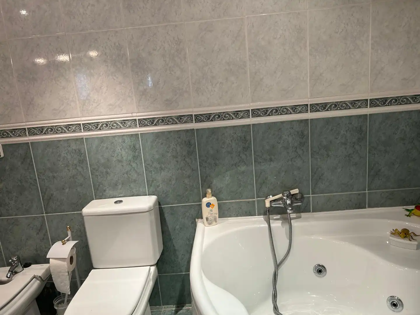 Badezimmer von Einfamilien-Reihenhaus zum Verkauf in Santa Cruz del Retamar mit Klimaanlage, Heizung und Privatgarten