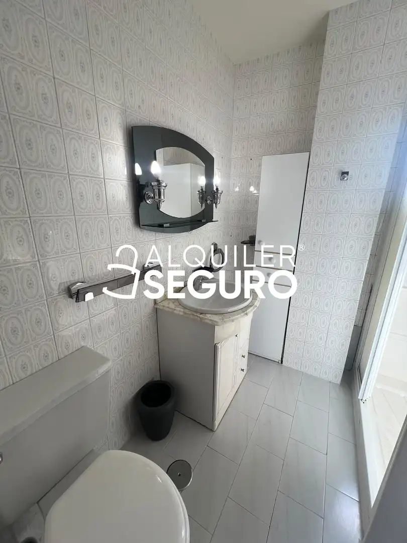 Baño de Piso de alquiler en Madrid con Calefacción y Amueblado