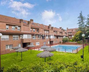 Vista exterior de Dúplex en venda en Alcorcón amb Calefacció, Parquet i Piscina