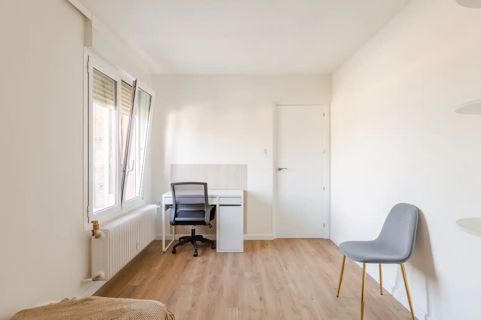 Schlafzimmer von Dachboden zur Miete in  Pamplona / Iruña mit Möbliert