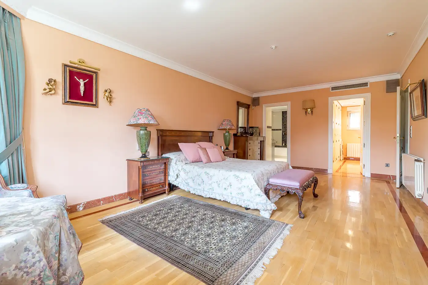 Dormitori de Casa o xalet en venda en Pozuelo de Alarcón amb Aire condicionat, Jardí privat i Parquet
