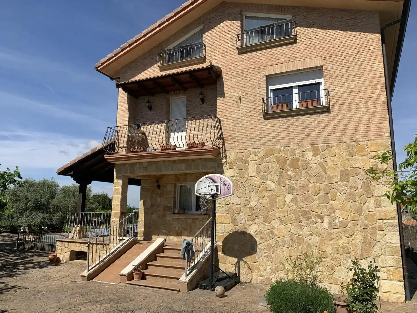 Vista exterior de Casa o xalet en venda en Laguardia amb Jardí privat, Parquet i Traster