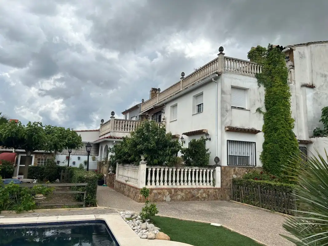Vista exterior de Casa o xalet en venda en Sempere amb Aire condicionat, Jardí privat i Terrassa