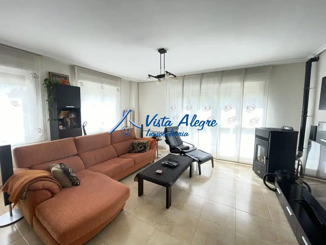 Wohnzimmer von Einfamilien-Reihenhaus zum Verkauf in Zarratón mit Heizung, Privatgarten und Parkett