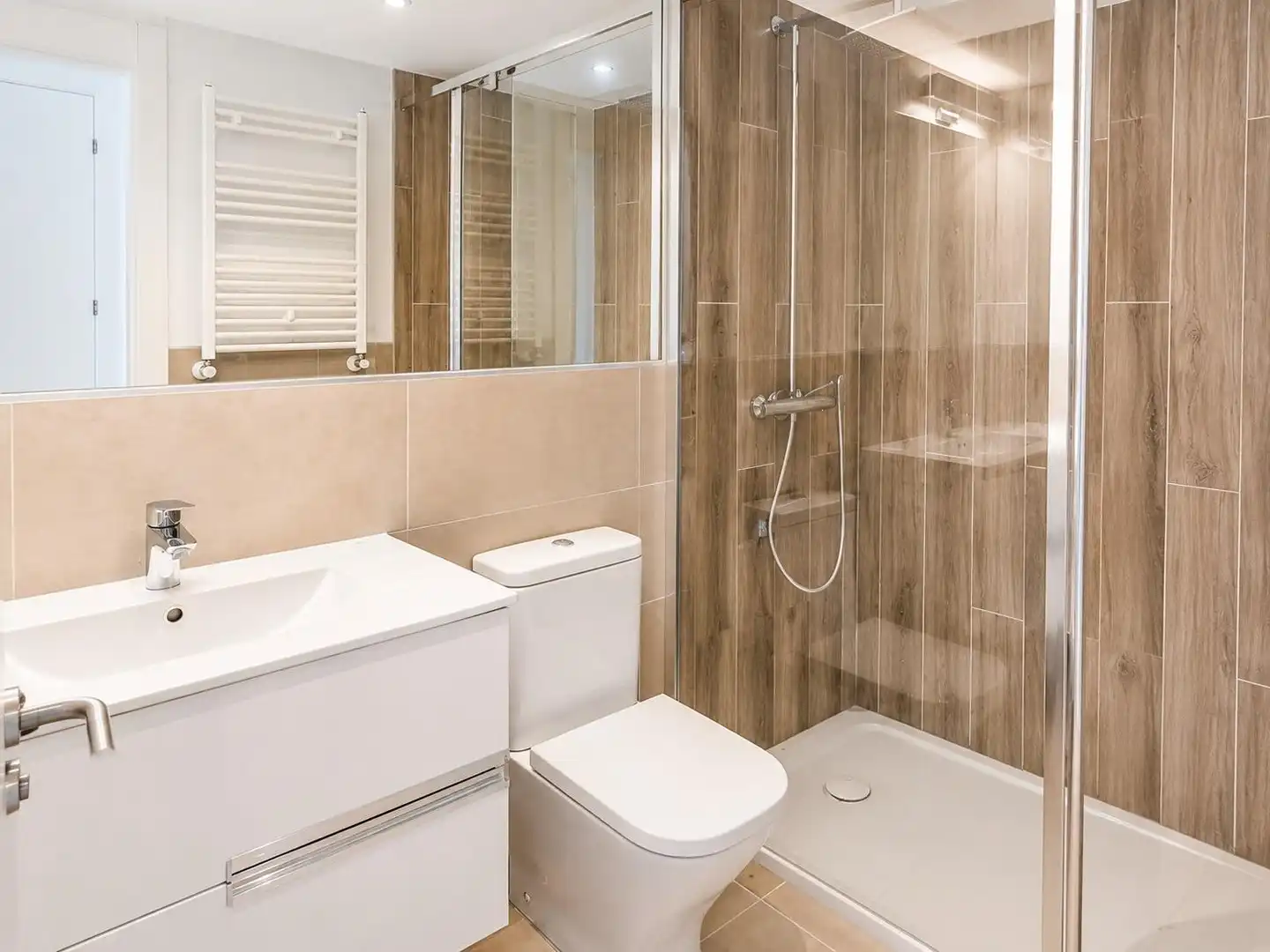 Bathroom of Attic for rent in Badalona  with Air Conditioner, Heating and Parquet flooring