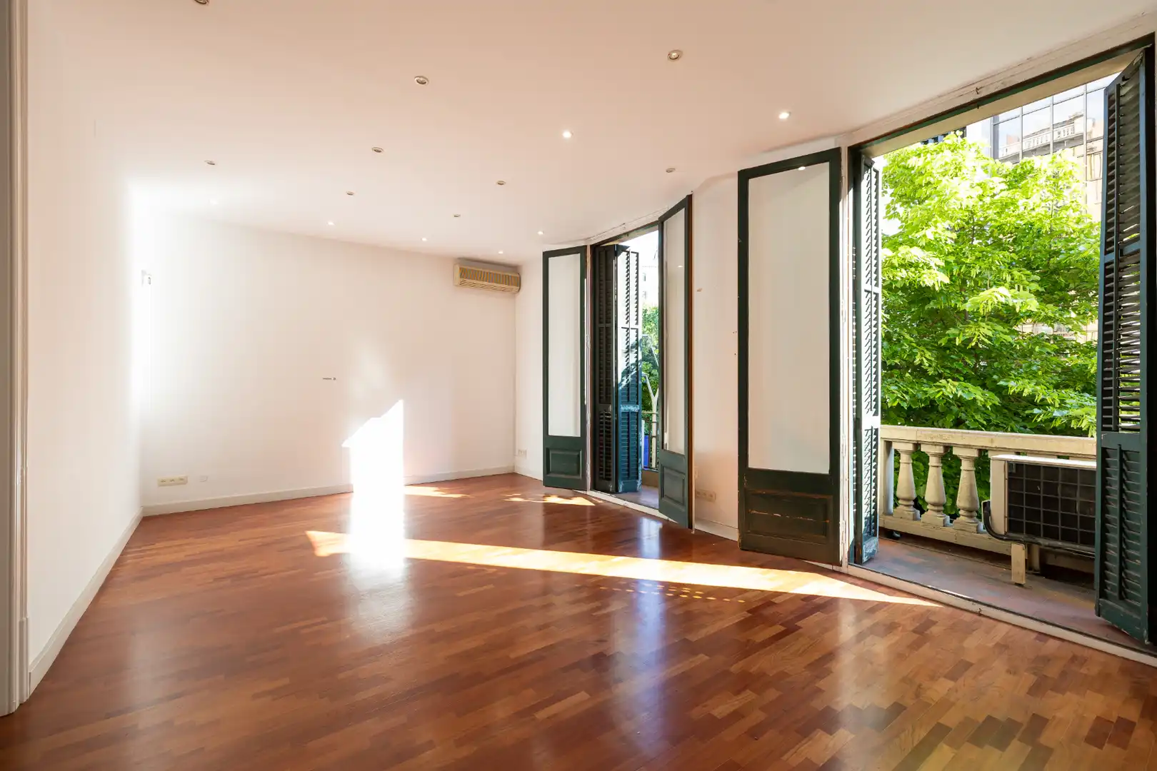 Wohnzimmer von Wohnung zum Verkauf in Barcelona mit Klimaanlage, Heizung und Parkett