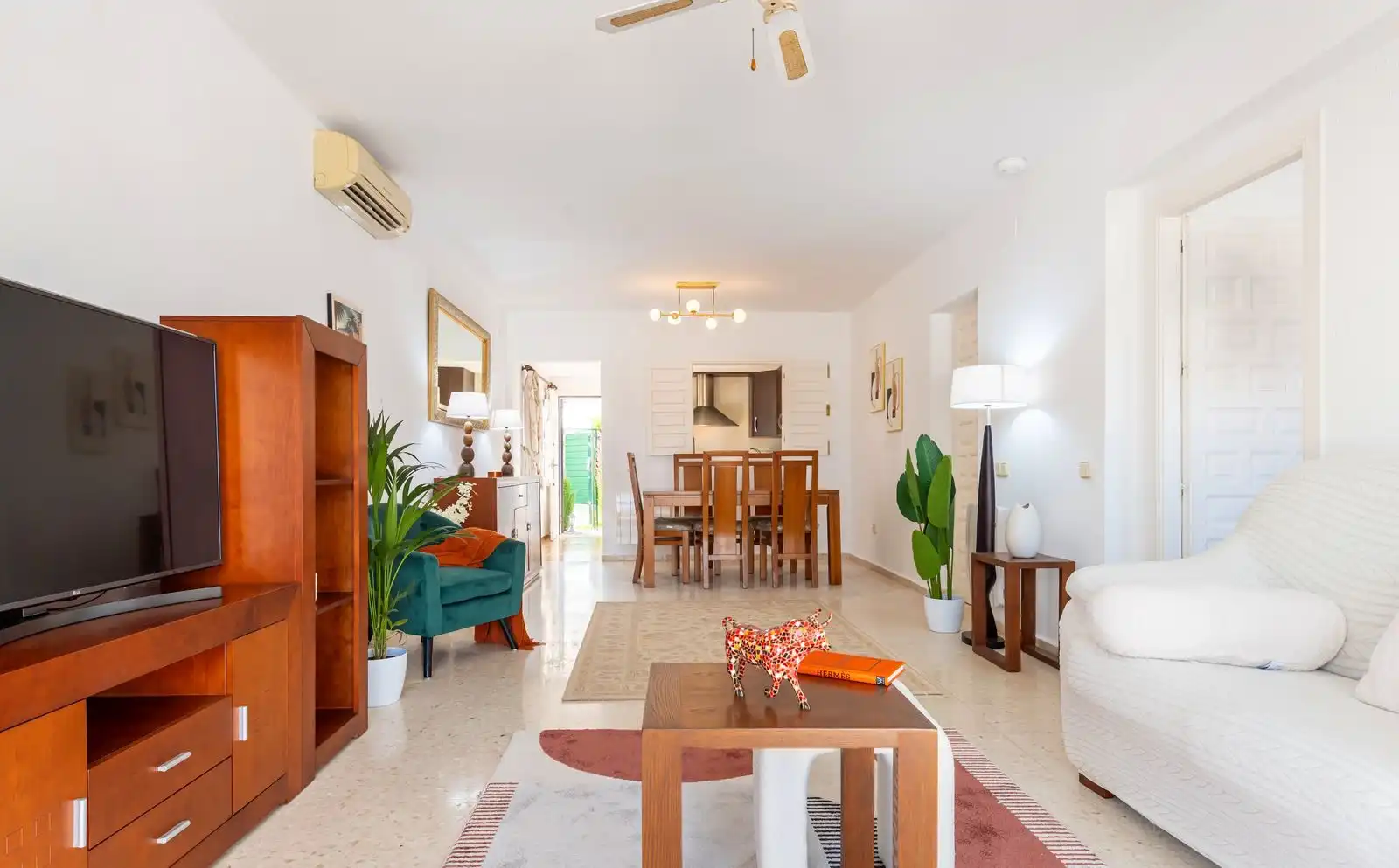 Sala de estar de Piso en venta en Estepona con Aire acondicionado, Terraza y Amueblado