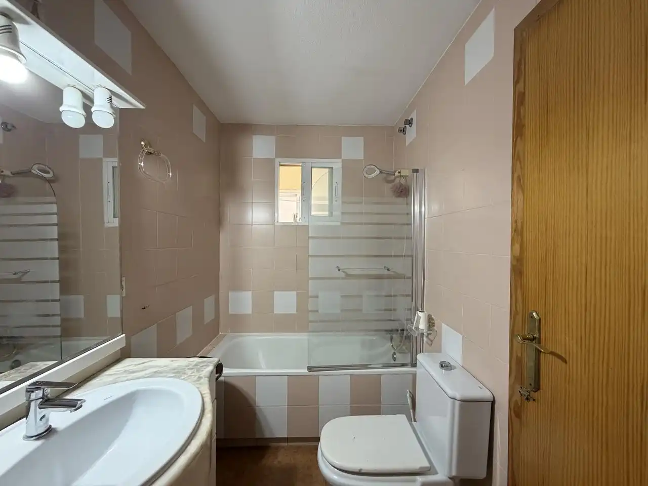 Badezimmer von Wohnung zum Verkauf in Alicante / Alacant mit Klimaanlage, Privatgarten und Terrasse