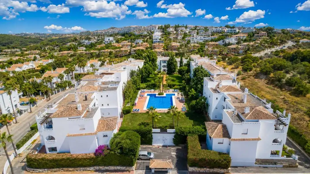 Außenansicht von Wohnung zum Verkauf in La Alcaidesa mit Klimaanlage, Heizung und Terrasse