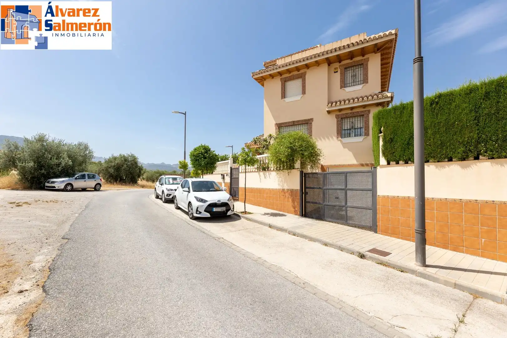 Vista exterior de Casa o xalet en venda en Huétor Vega amb Aire condicionat, Calefacció i Jardí privat