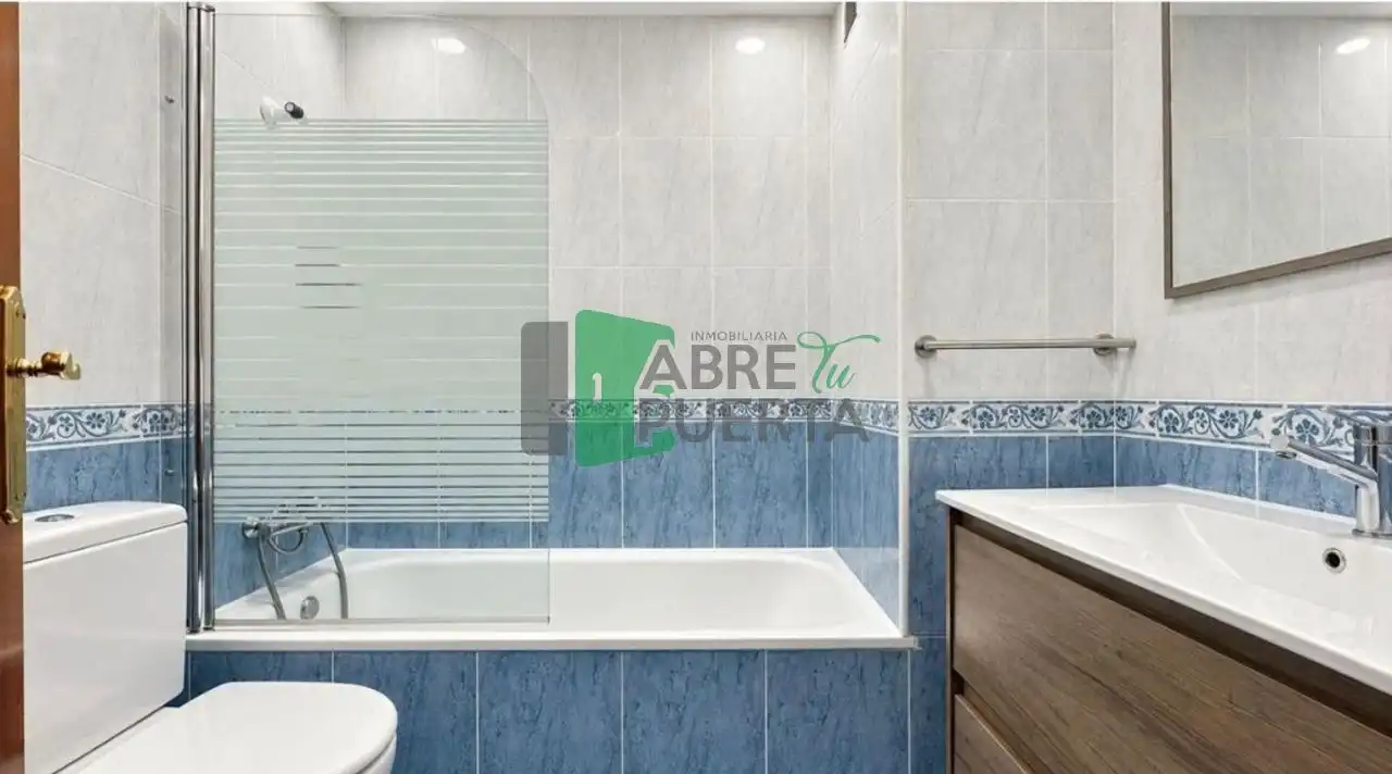 Badezimmer von Dachboden zum Verkauf in O Carballiño   mit Heizung und Parkett