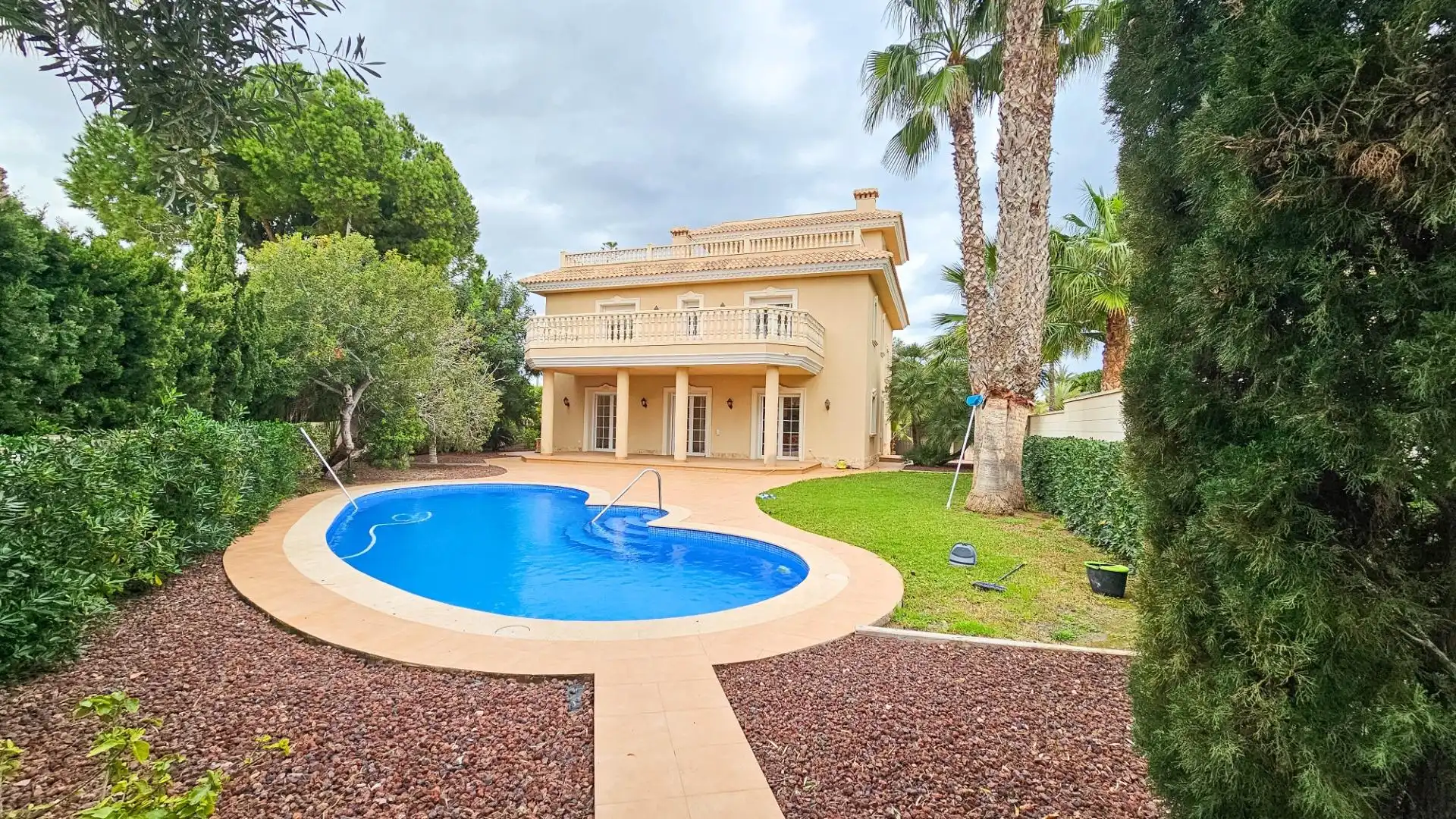 Chalet con terraza en venta en Orihuela Costa