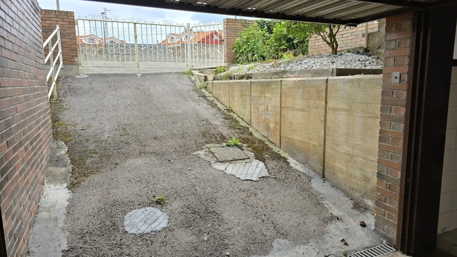 Aparcament de Casa adosada en venda en Torrelavega  amb Calefacció, Jardí privat i Parquet