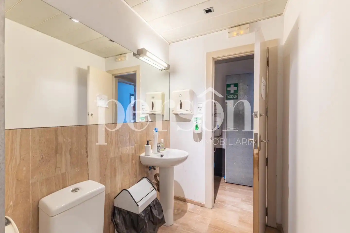 Baño de Local en venta en Valencia con Aire acondicionado