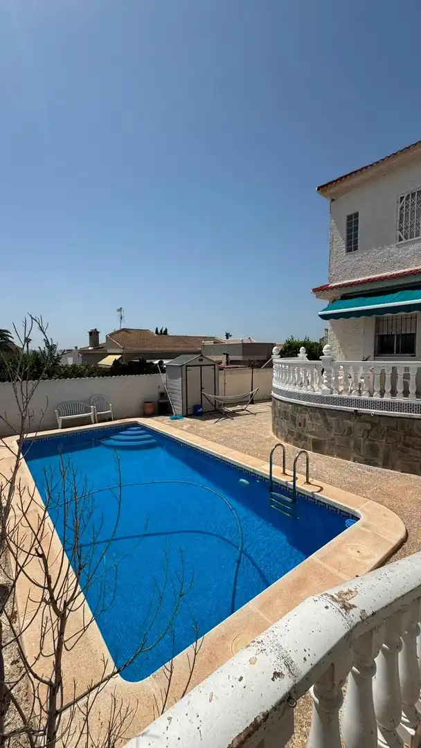 Piscina de Casa adosada en venda en Torrevieja amb Aire condicionat, Calefacció i Terrassa
