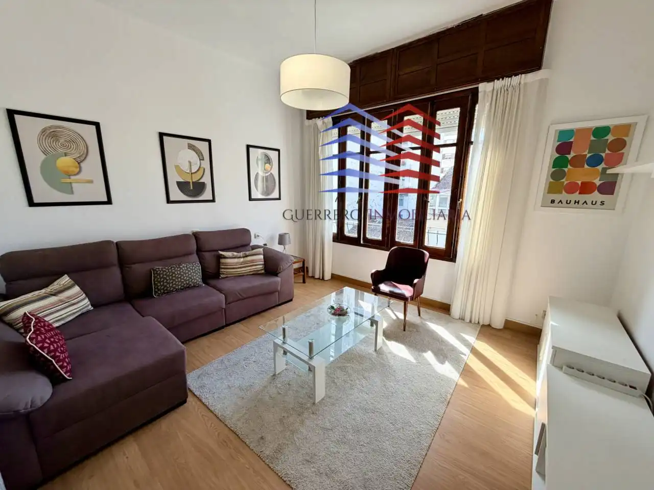 Sala d'estar de Apartament de lloguer en O Carballiño   amb Calefacció, Parquet i Moblat