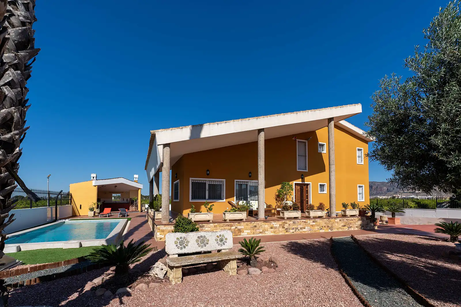 Vista exterior de Casa o xalet en venda en Orihuela amb Aire condicionat, Jardí privat i Terrassa