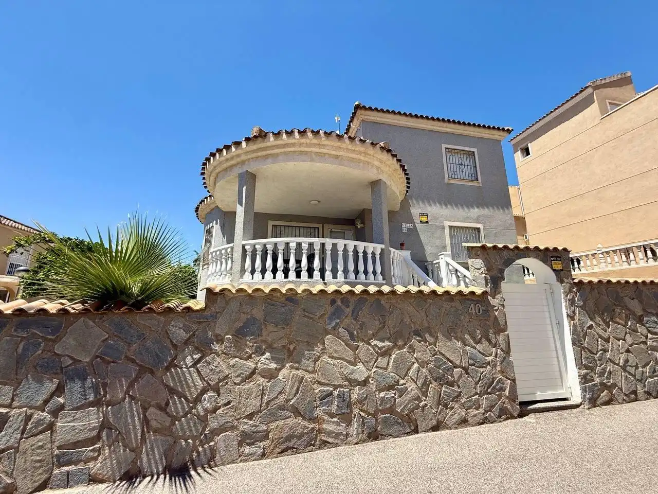 Vista exterior de Casa o xalet en venda en Orihuela amb Aire condicionat, Calefacció i Jardí privat