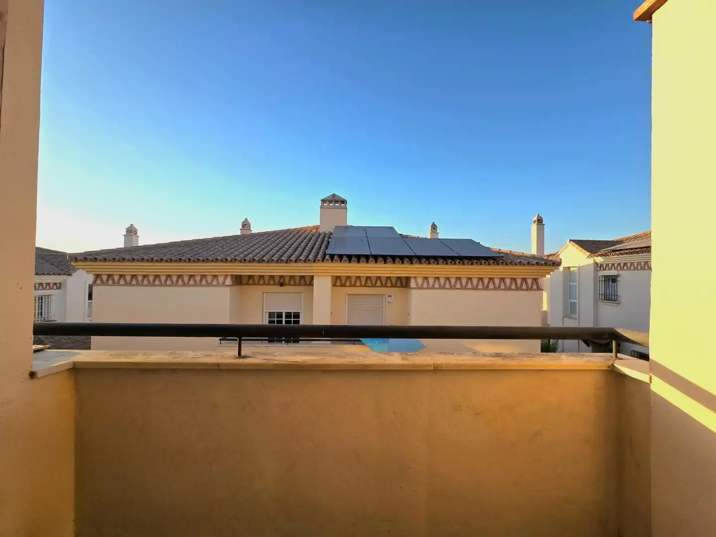 Vista exterior de Casa adosada en venda en Alhaurín de la Torre amb Aire condicionat, Calefacció i Terrassa