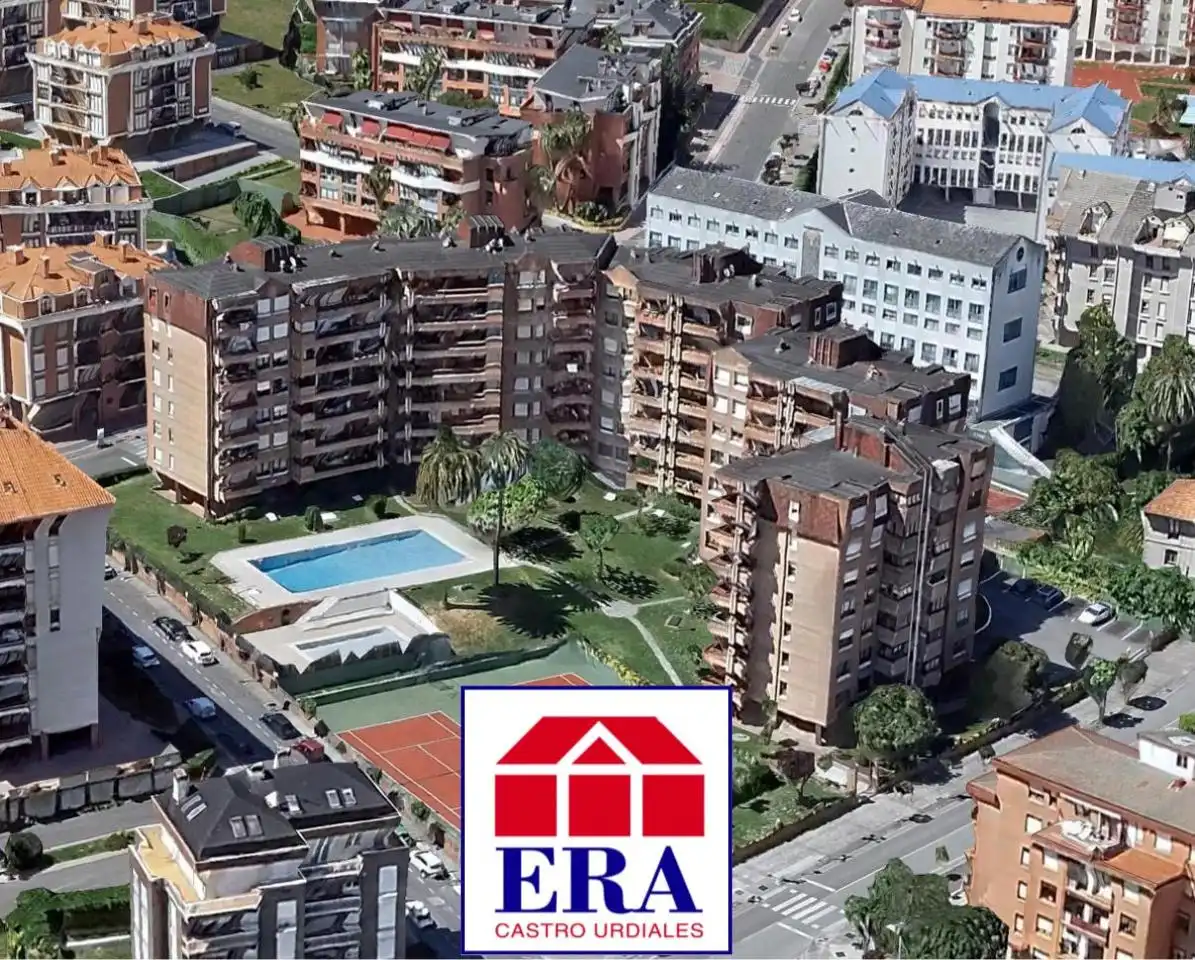 Vista exterior de Pis en venda en Castro-Urdiales amb Calefacció, Parquet i Terrassa