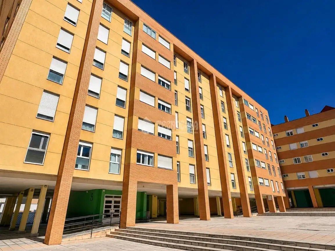 Vista exterior de Piso en venta en León Capital  con Calefacción, Parquet y Trastero