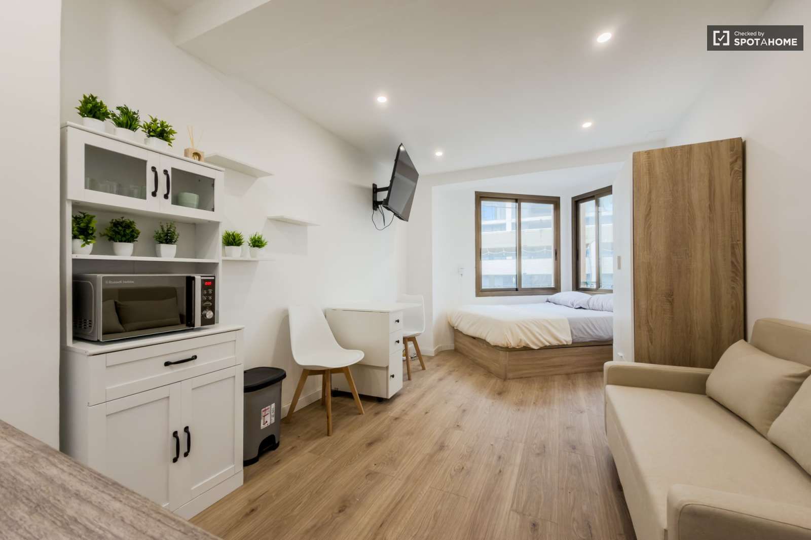 Bedroom of Study to share in  Barcelona Capital  with Air Conditioner, Heating and Terrace