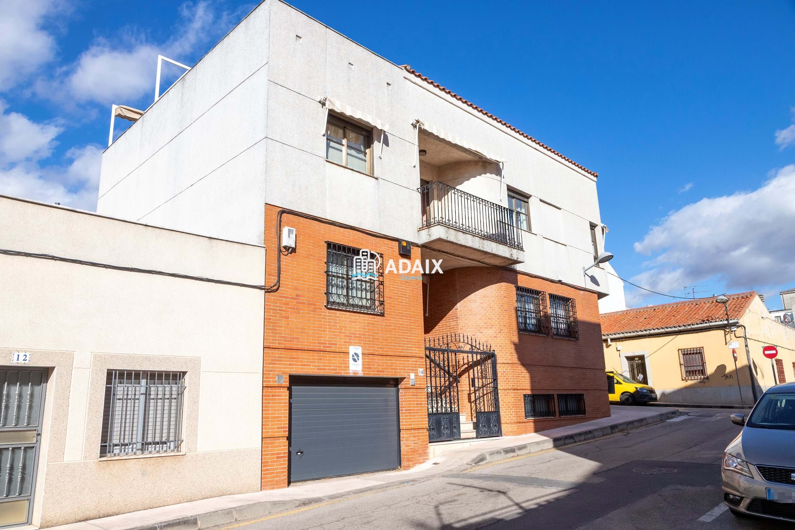 Vista exterior de Casa adosada en venda en Cáceres Capital amb Aire condicionat, Terrassa i Traster