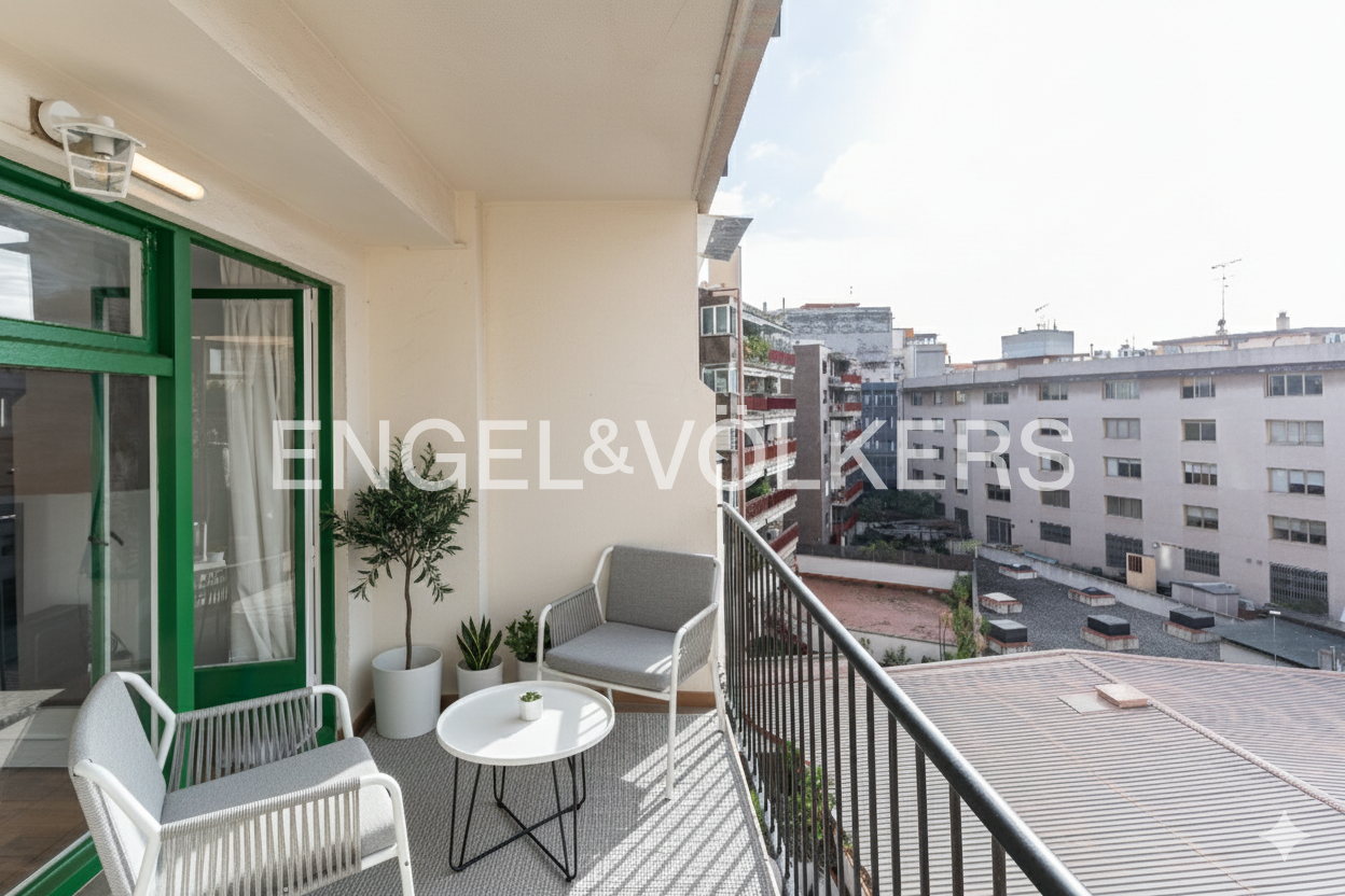 Balcony of Apartment for sale in  Barcelona Capital  with Air Conditioner, Heating and Furnished