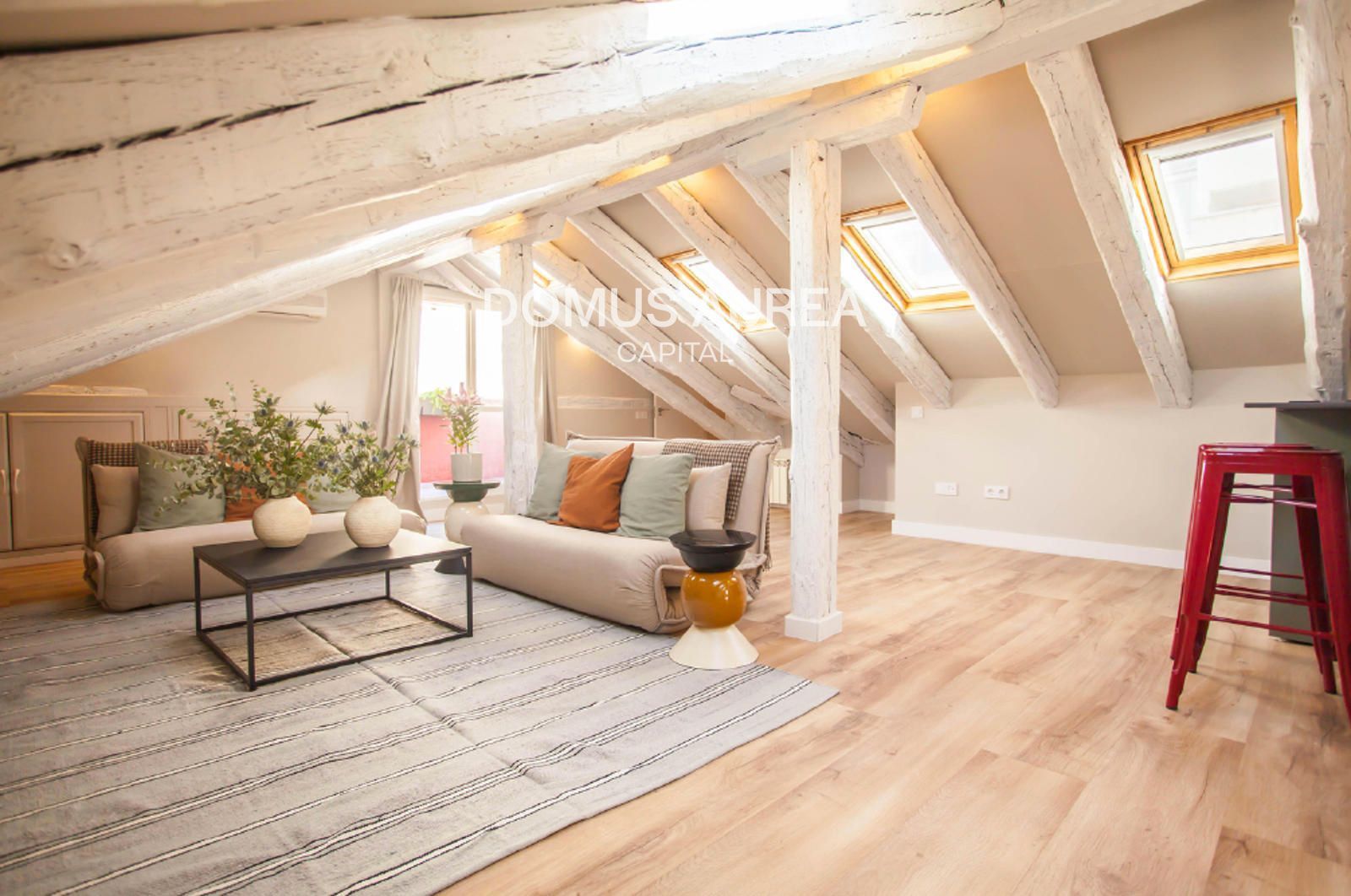 Sala d'estar de Àtic de lloguer en  Madrid Capital amb Aire condicionat, Terrassa i Moblat