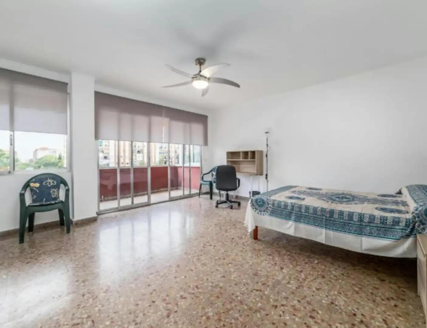 Bedroom of Flat for share in Valencia  with Washing machine and Internet