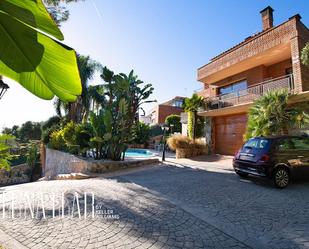 Vista exterior de Casa o xalet en venda en Castelldefels amb Aire condicionat, Calefacció i Jardí privat