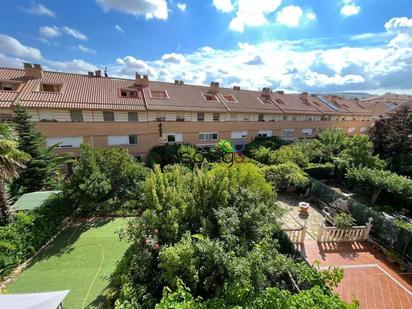 Vista exterior de Casa adosada en venda en Guadalajara Capital amb Calefacció, Terrassa i Traster