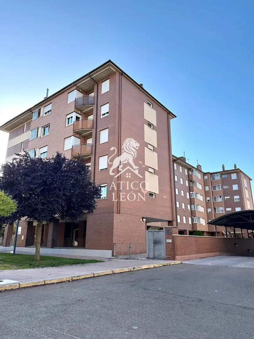 Vista exterior de Piso en venta en León Capital  con Calefacción, Terraza y Trastero