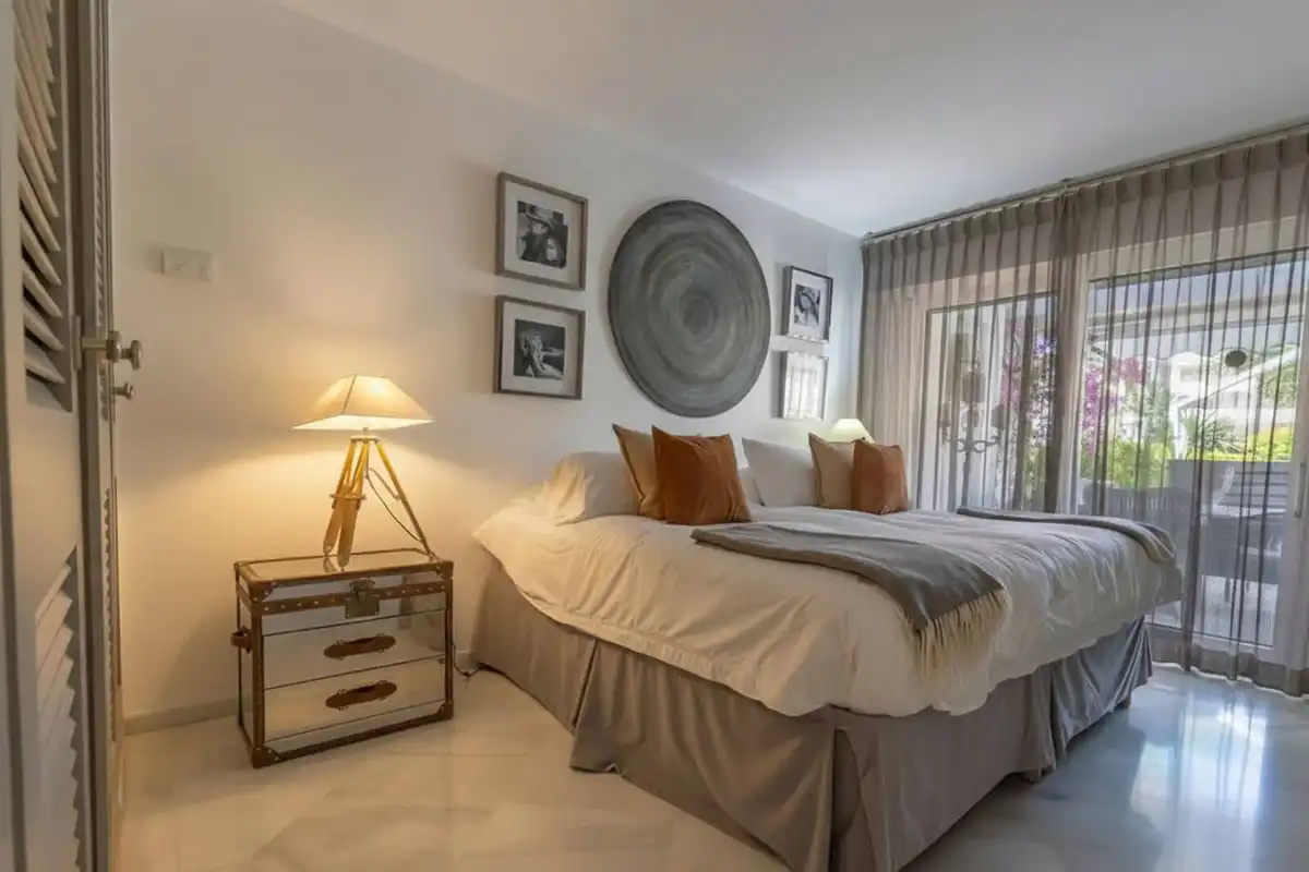 Schlafzimmer von Erdgeschoss zum Verkauf in Marbella mit Klimaanlage, Privatgarten und Terrasse