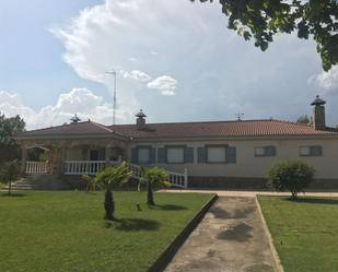 Vista exterior de Casa o xalet en venda en Calzada de Valdunciel amb Jardí privat, Terrassa i Traster