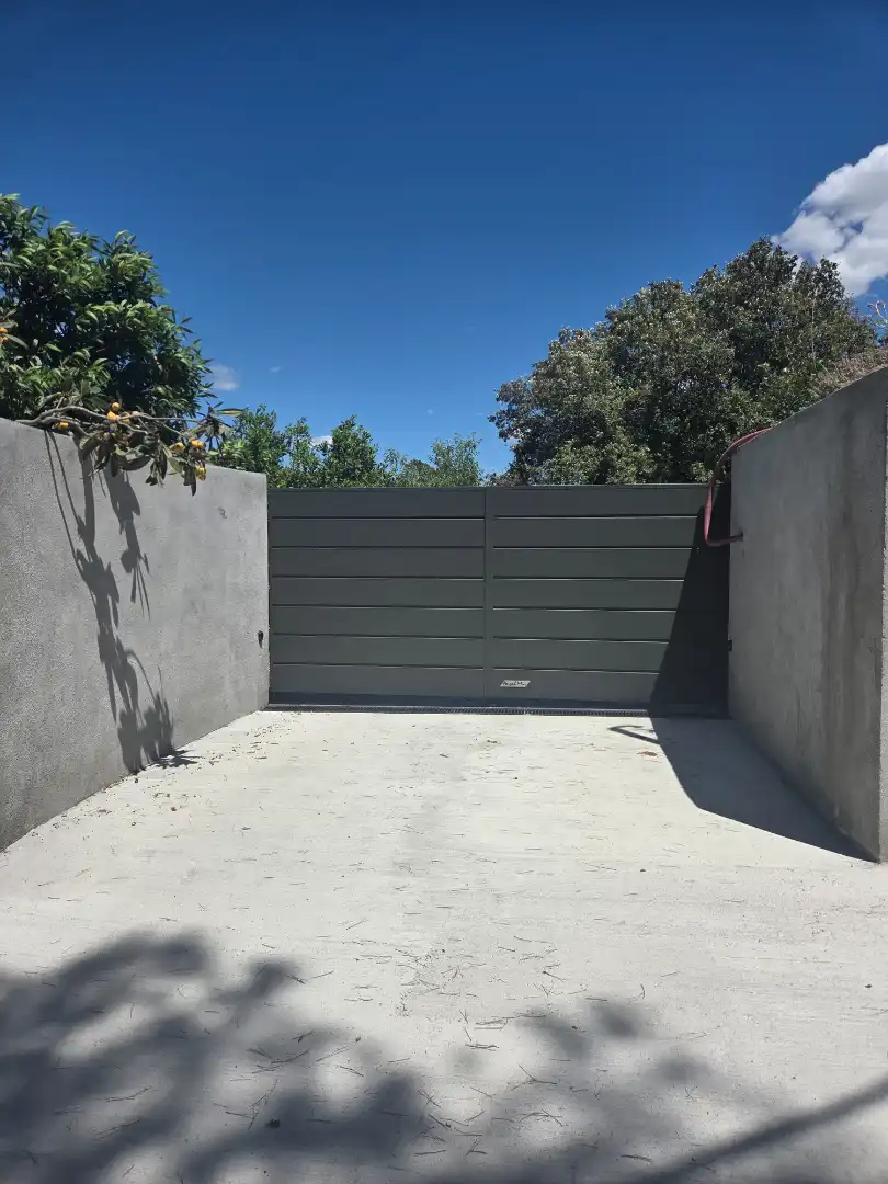 Vista exterior de Casa o xalet en venda en Torrelles de Llobregat amb Aire condicionat, Calefacció i Jardí privat