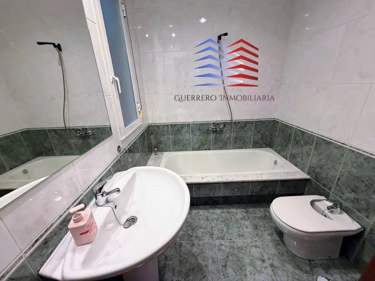 Bany de Pis de lloguer en Ourense Capital  amb Calefacció i Parquet