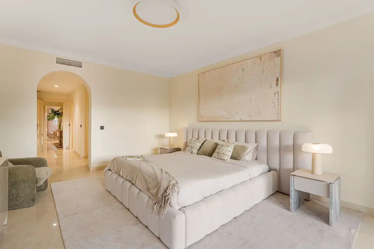 Schlafzimmer von Erdgeschoss zum Verkauf in Marbella mit Klimaanlage, Privatgarten und Terrasse