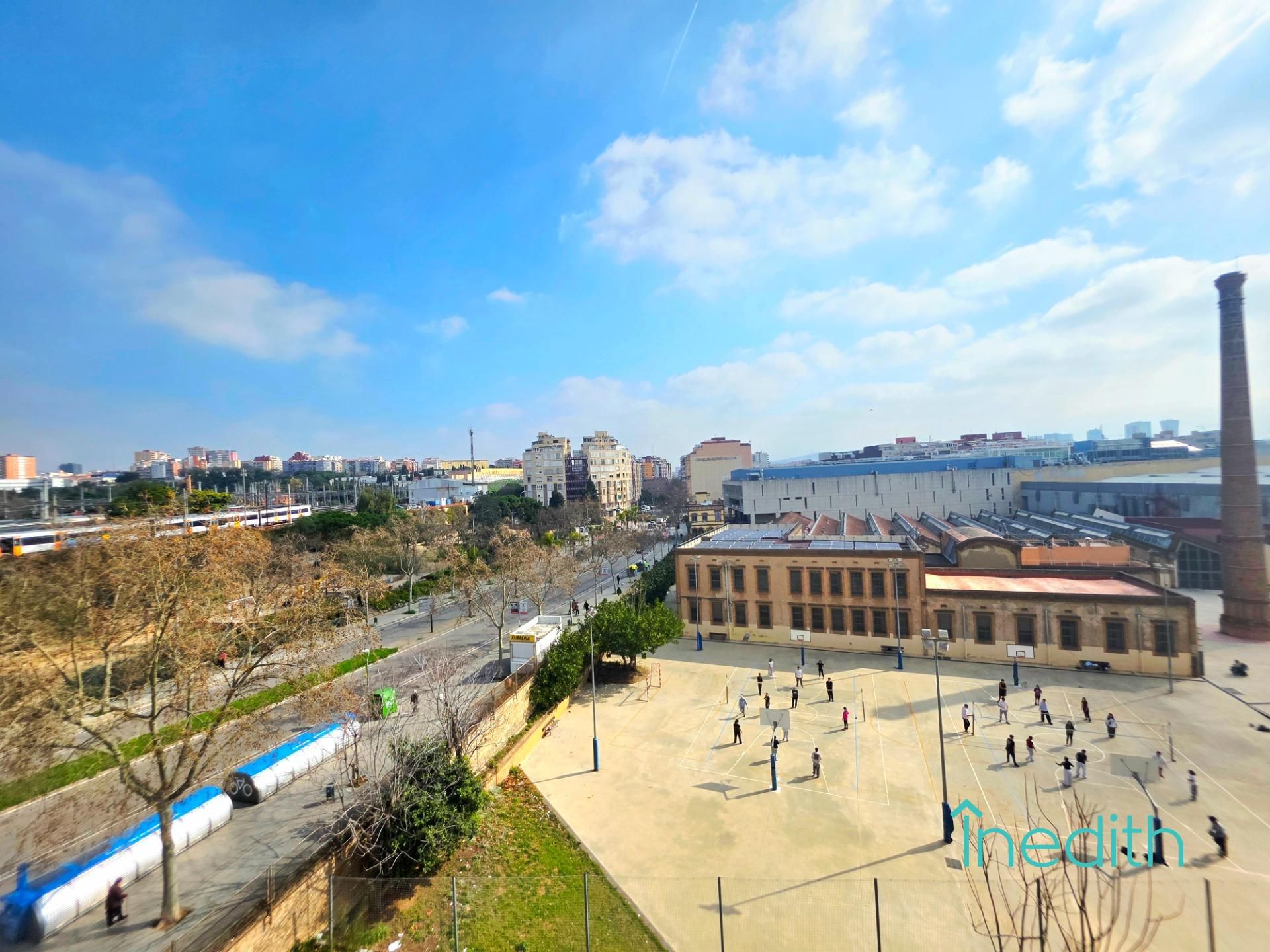 Vista exterior de Pis en venda en L'Hospitalet de Llobregat amb Aire condicionat, Calefacció i Terrassa