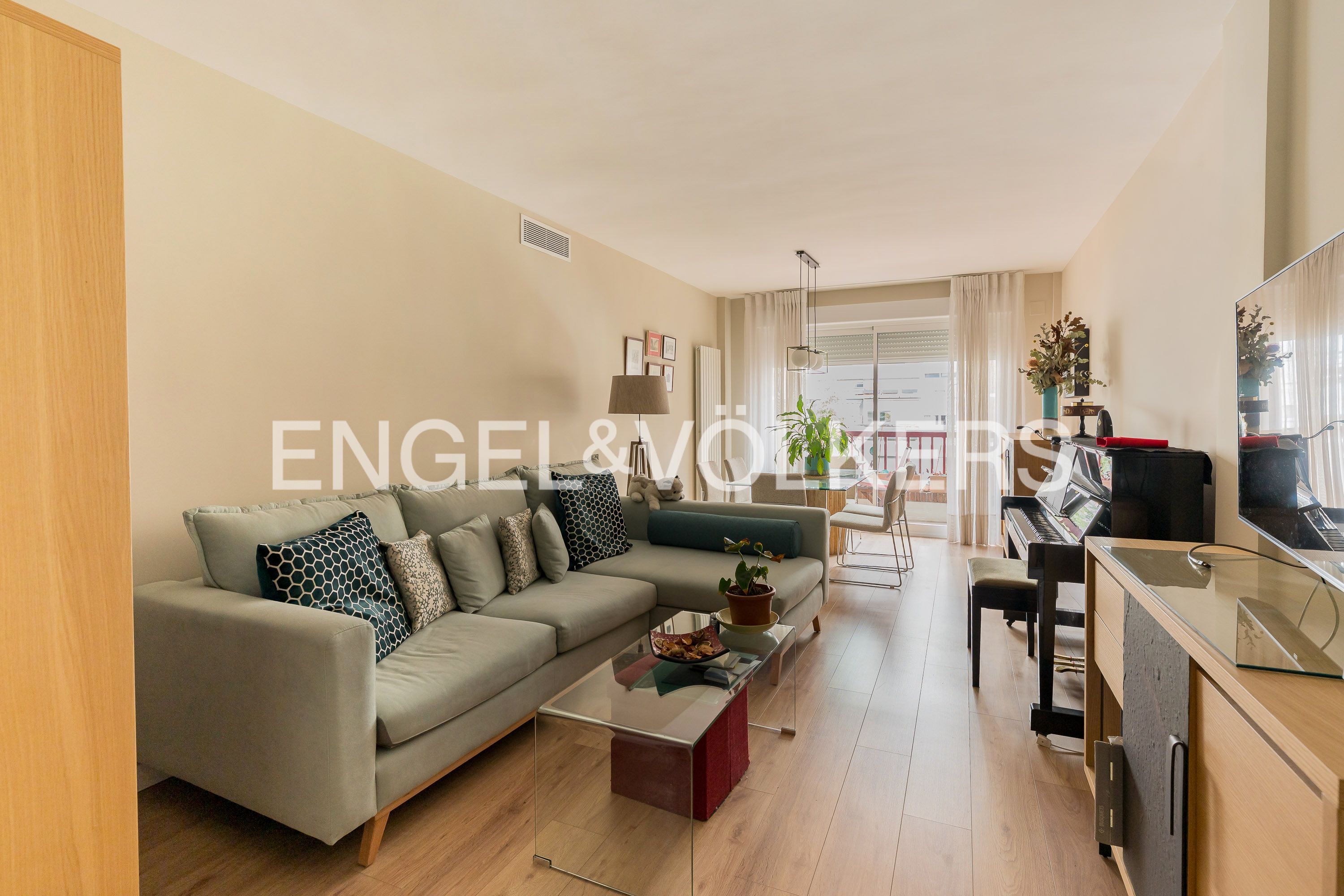 Sala d'estar de Pis en venda en  Madrid Capital amb Aire condicionat, Calefacció i Jardí privat