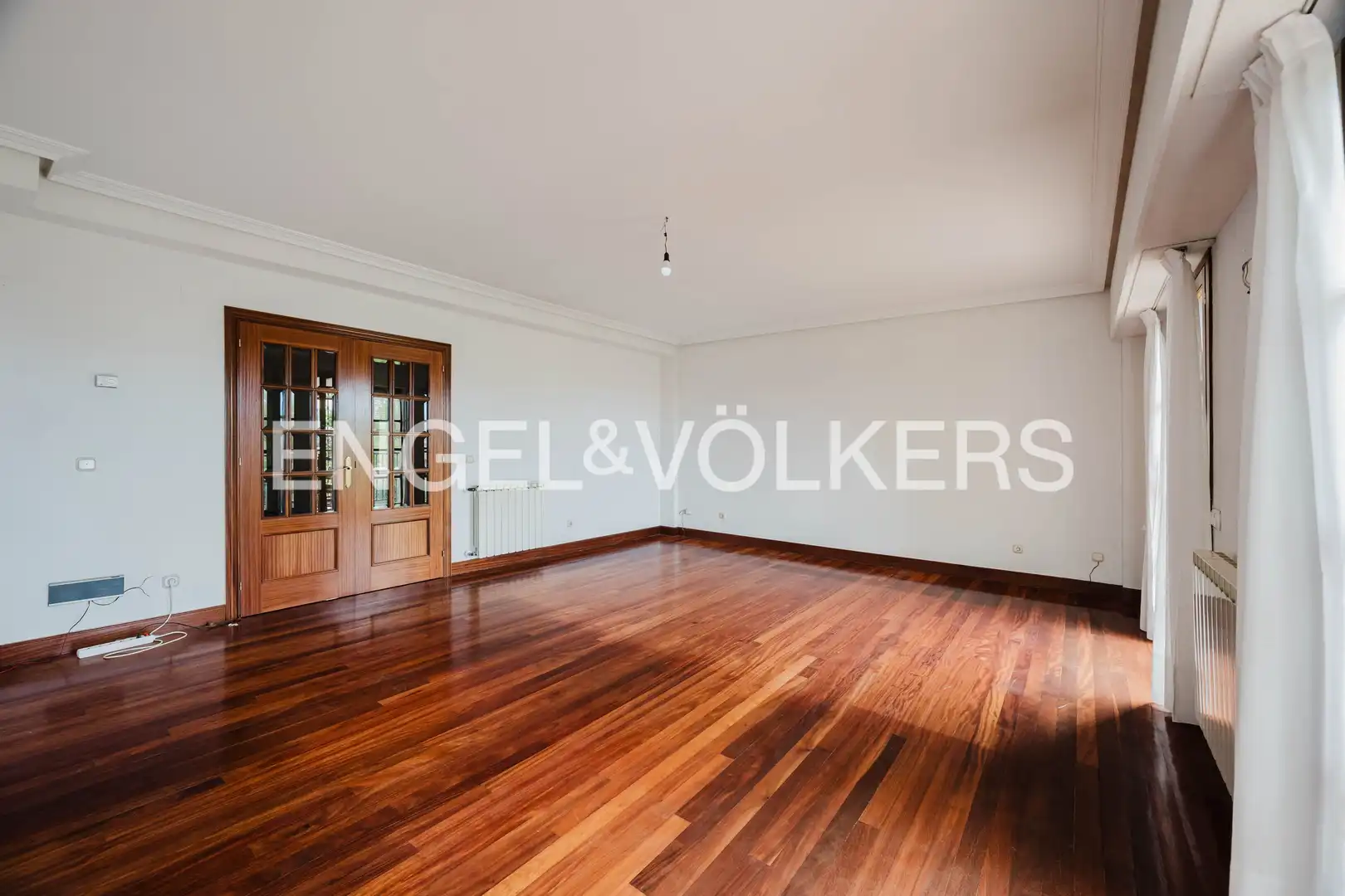 Sala d'estar de Casa adosada en venda en Donostia - San Sebastián  amb Calefacció, Jardí privat i Balcó