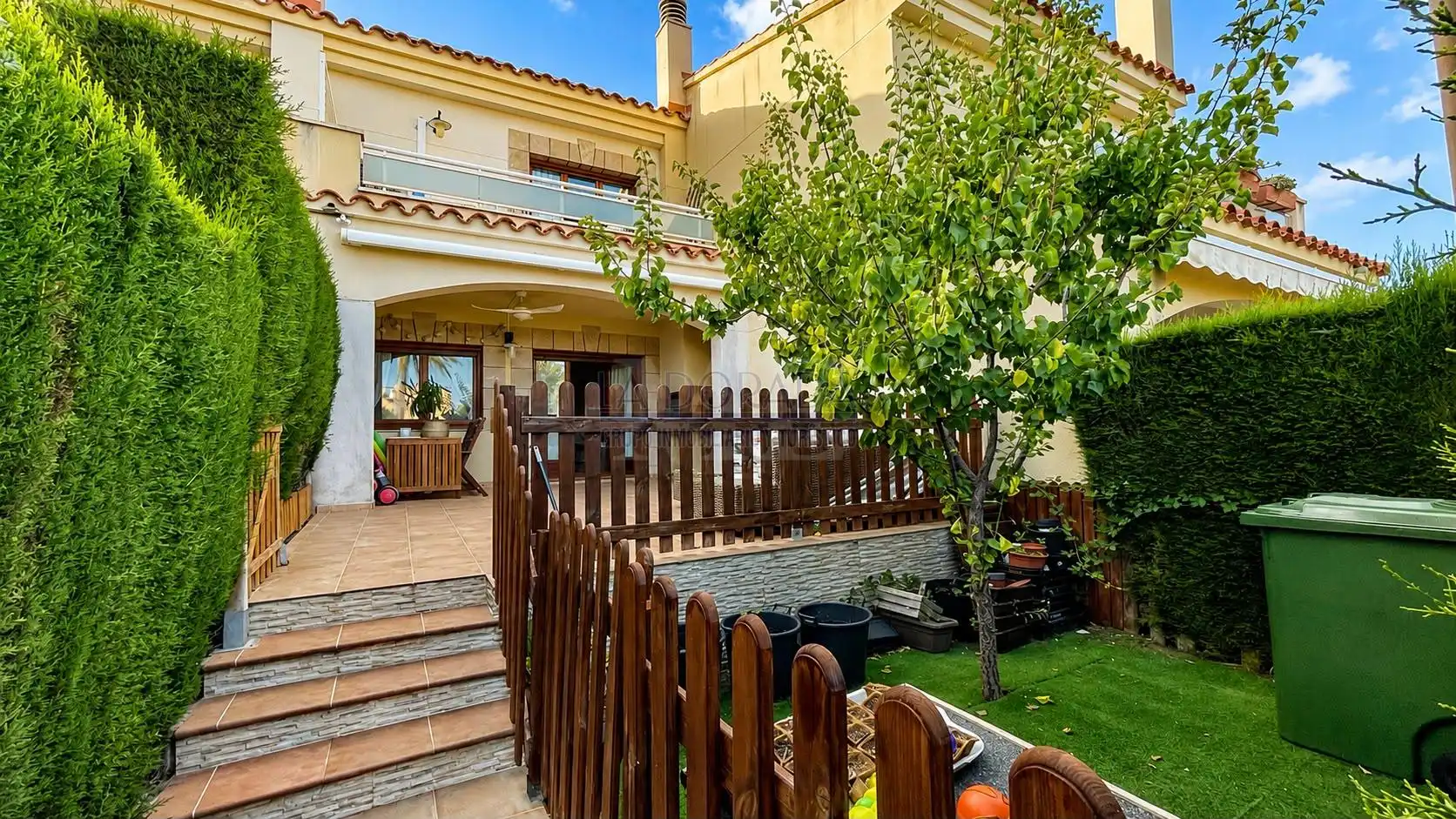 Außenansicht von Einfamilien-Reihenhaus zum Verkauf in Mont-roig del Camp mit Klimaanlage, Terrasse und Abstellraum