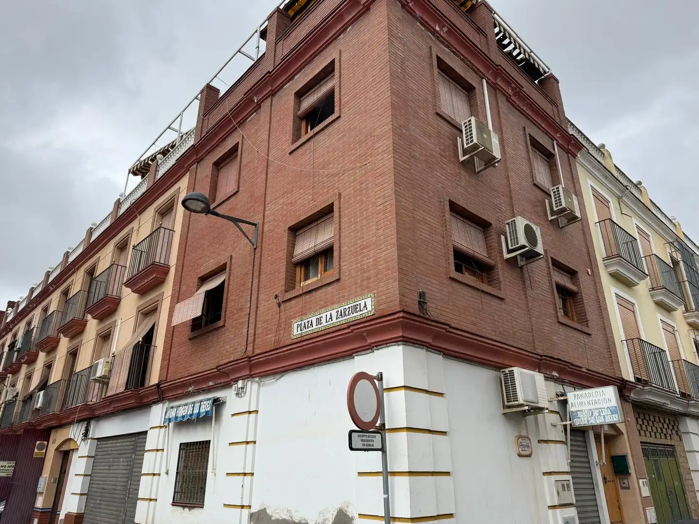 Vista exterior de Dúplex en venta en Dos Hermanas con Aire acondicionado, Calefacción y Terraza