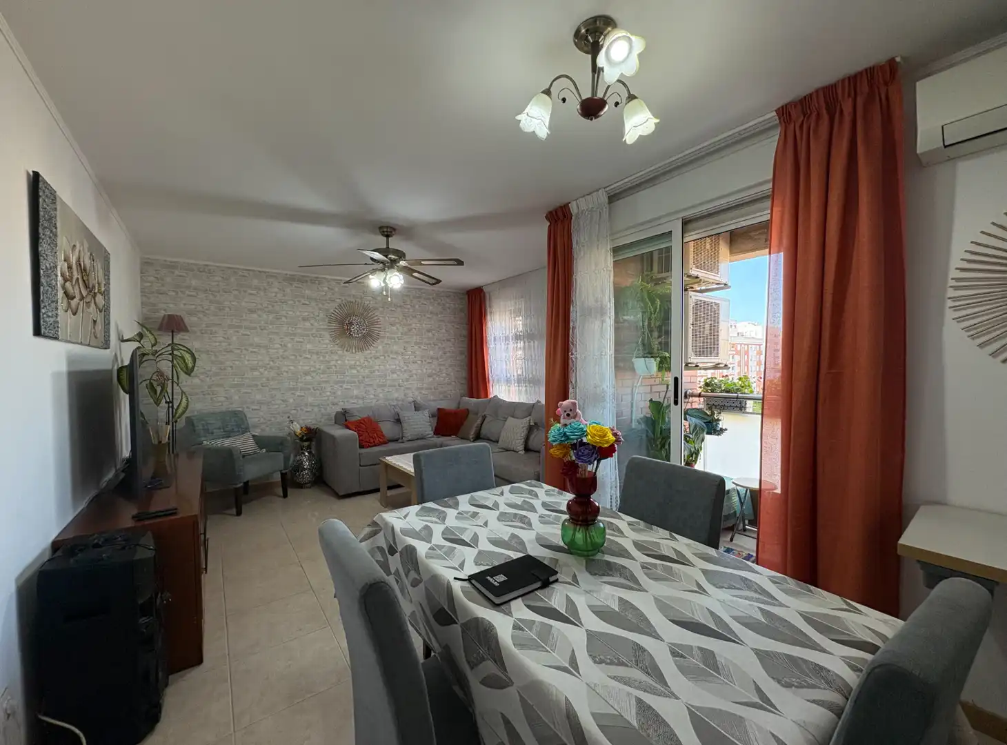 Sala de estar de Piso en venta en Castellón de la Plana / Castelló de la Plana con Aire acondicionado, Calefacción y Horno