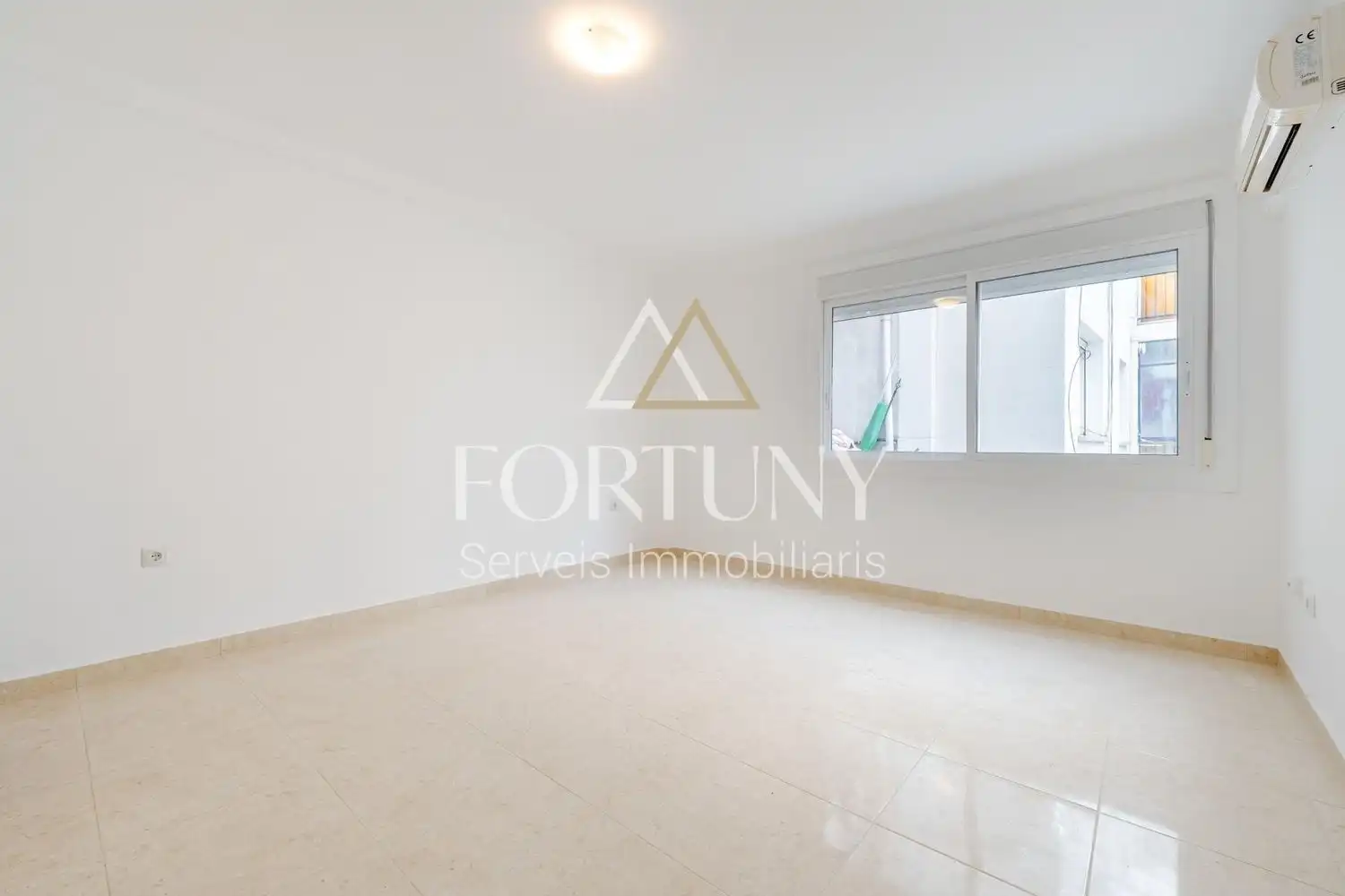 Flat with terrace for sale in del Carrilet 30, imagen 7