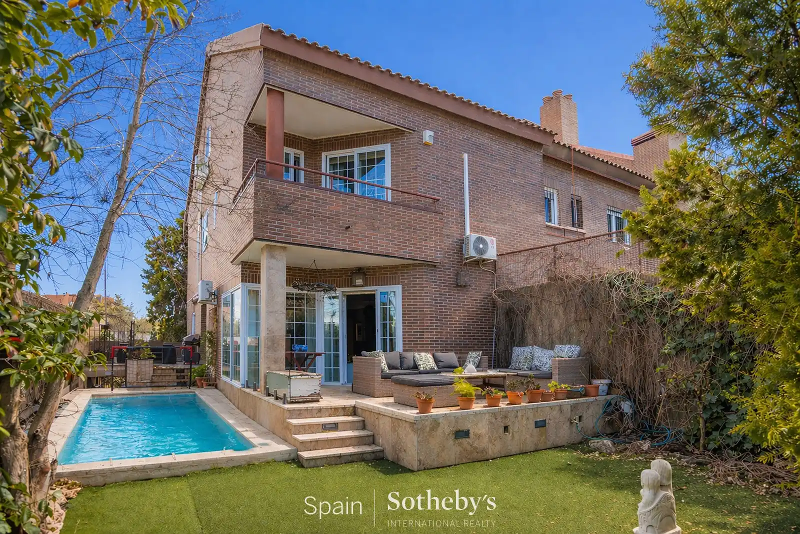 Vista exterior de Casa adosada en venta en  Madrid Capital con Aire acondicionado, Calefacción y Jardín privado