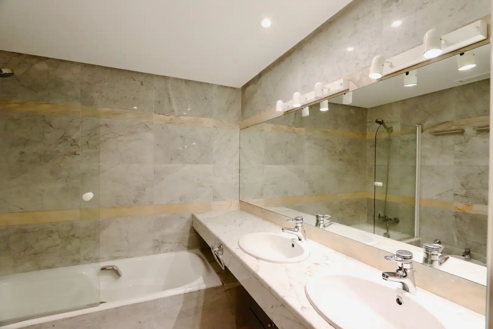 Bathroom of Flat for sale in Madrid  with Air Conditioner, Heating and Private garden
